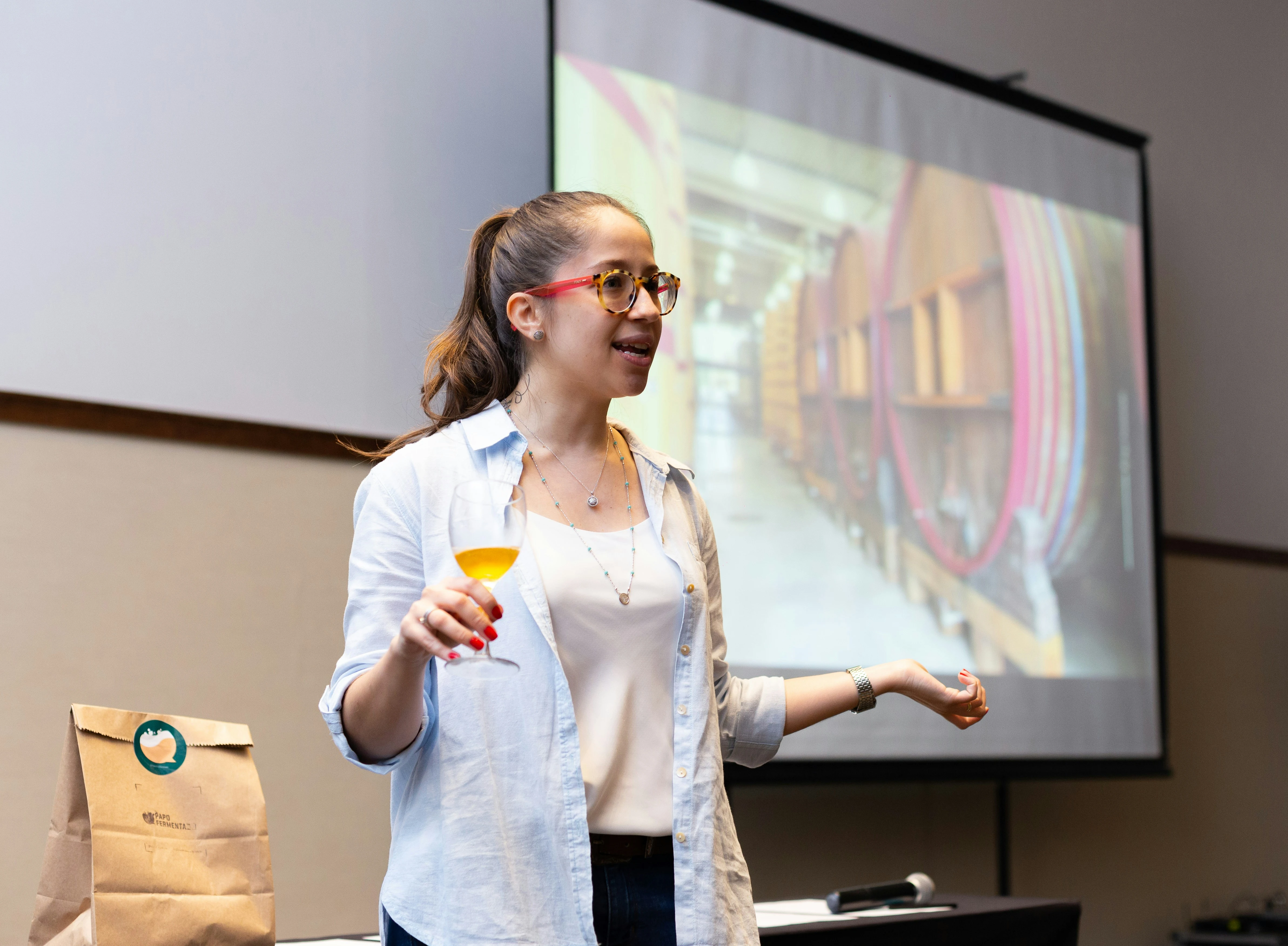 Emprendedora universitaria desarrollando su proyecto